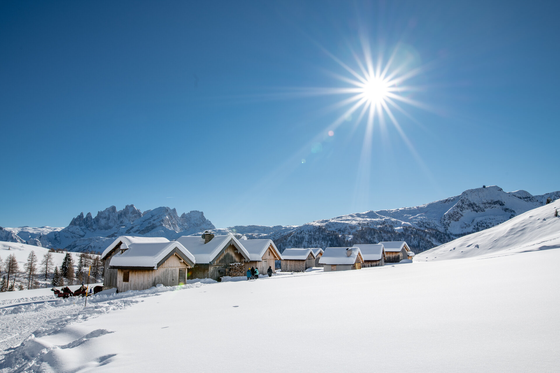 Camminata fra baite innevate al Fuciade in Val di Fassa | © Archivio immagini ApT Val di Fassa - Mattia Rizzi 